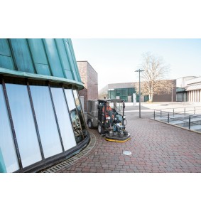 MC 130 (32,4 kW, 30 km/h) zamiatarka komunalna Karcher