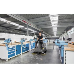 KM 85/50 R Bp (70 cm, 7800 m²/h) Profesjonalna zamiatarka z fotelem operatora Karcher