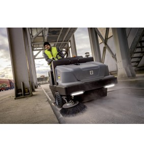 KM 130/300 R I D (100 cm, 13000 m²/h) Profesjonalna zamiatarka z fotelem dla operatora Karcher
