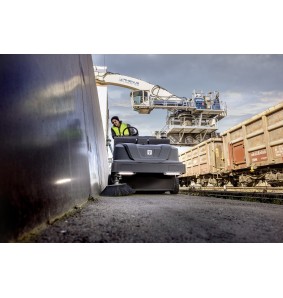 KM 130/300 R I D (100 cm, 13000 m²/h) Profesjonalna zamiatarka z fotelem dla operatora Karcher