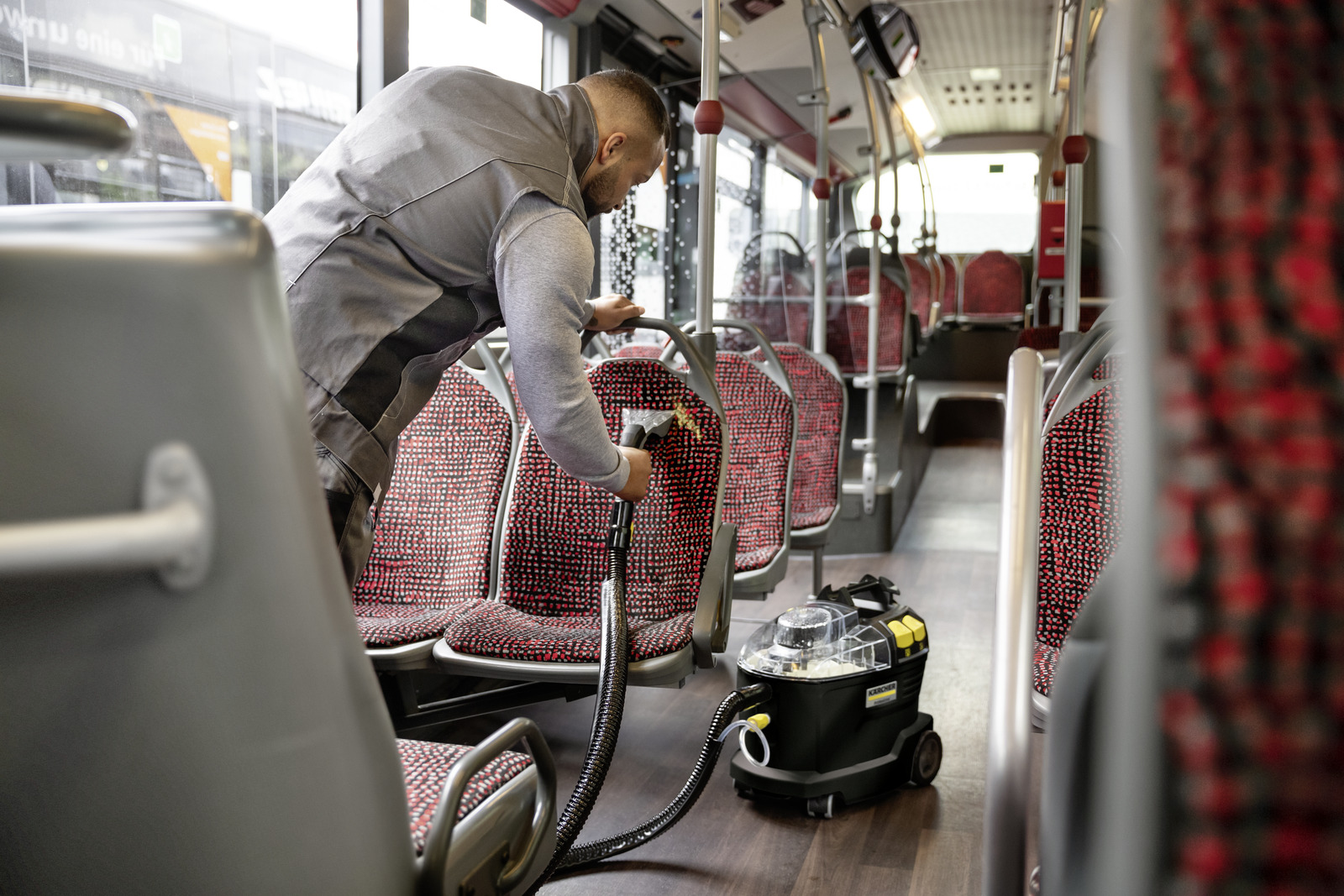 Profesjonalne urządzenie ekstrakcyjne Puzzi 8/1 C firmy Karcher Profesjonalne urządzenie ekstrakcyjne Puzzi 8/1 C firmy Karcher. Podczas napełniania zbiornika wody czystej.