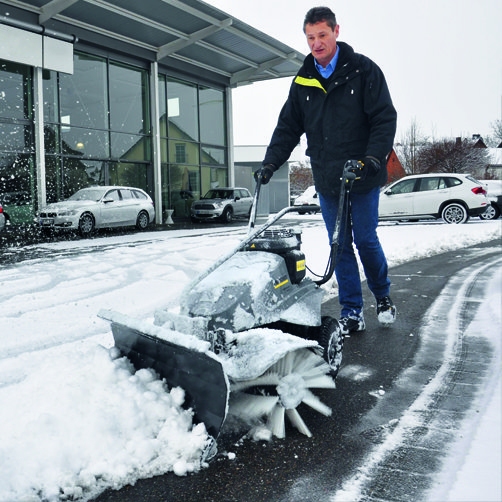 Profesjonalna, zamiatarka ręczna KM 80 W G firmy Karcher: Pług do zgarniania śniegu – do prac w czasie zimy